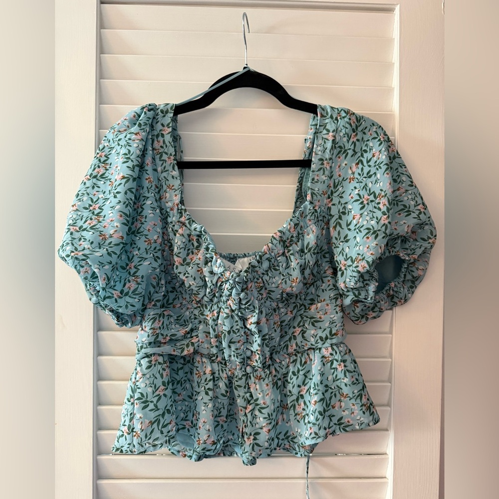 ASTR the Label Revolve Claremont Floral Puff-Sleeve Cropped Top Size Medium